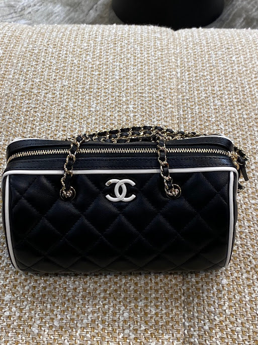 【コンパクト♪】CHANEL チェーンショルダーバッグ CHANEL チェーンショルダーバッグ – co&co