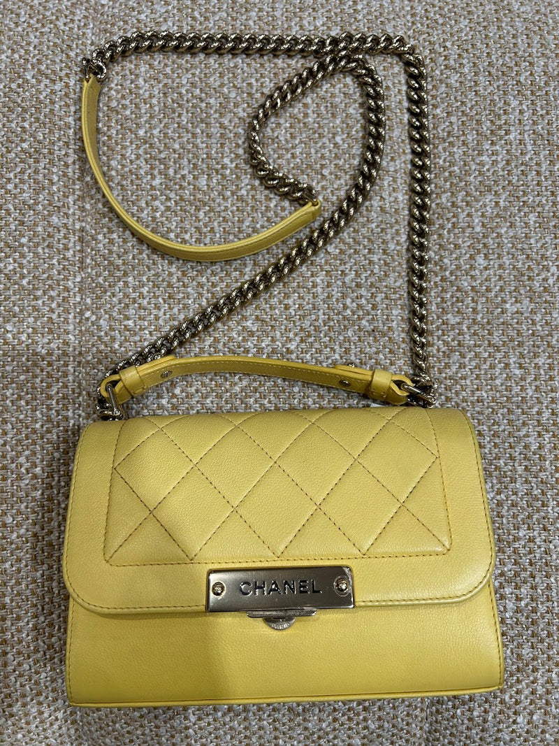 CHANELマトラッセチェーンショルダーバッグ
