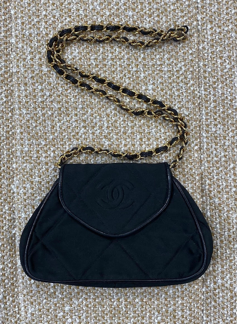 お出掛けにも最適サイズ♪【CHANEL】CCロゴ ショルダーポーチ CHANEL ナイロン ショルダーポーチ – co&co