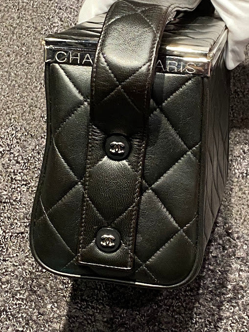 CHANEL ラムスキンバニティ