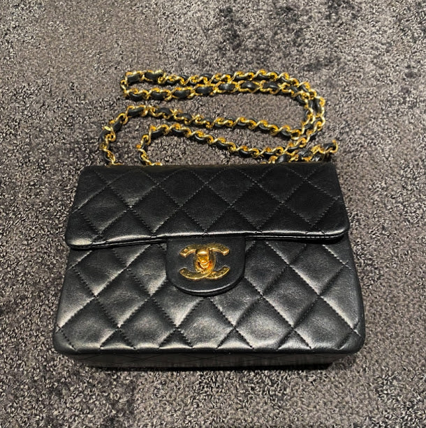 CHANEL ミニマトラッセ  ラムスキンショルダーバッグ