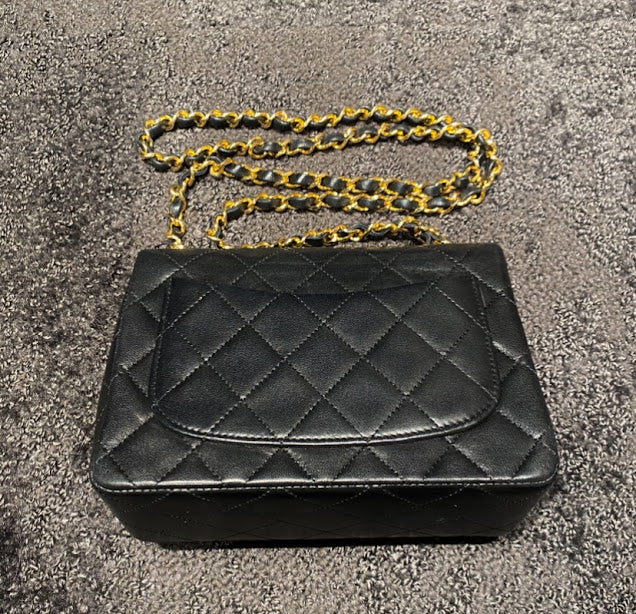 CHANEL ミニマトラッセ  ラムスキンショルダーバッグ