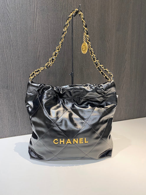 CHANEL ショルダーバッグ ２２