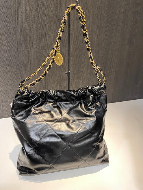 CHANEL ショルダーバッグ ２２