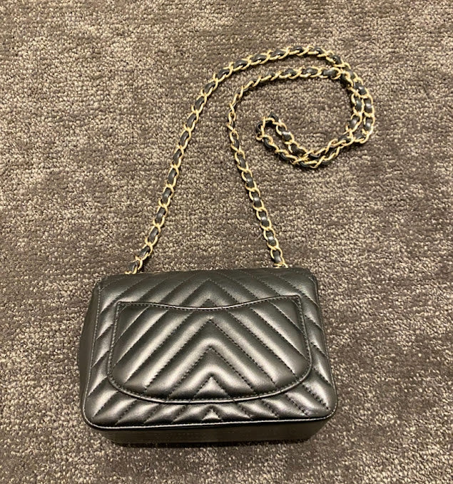 CHANEL ミニマトラッセ ショルダーバッグ CHANEL ミニマトラッセ18 Vステッチ チェーンショルダーバッグ – co&co