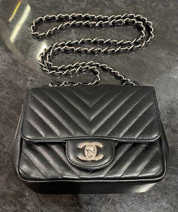 CHANEL ミニマトラッセ ラムスキン Ⅴステッチ