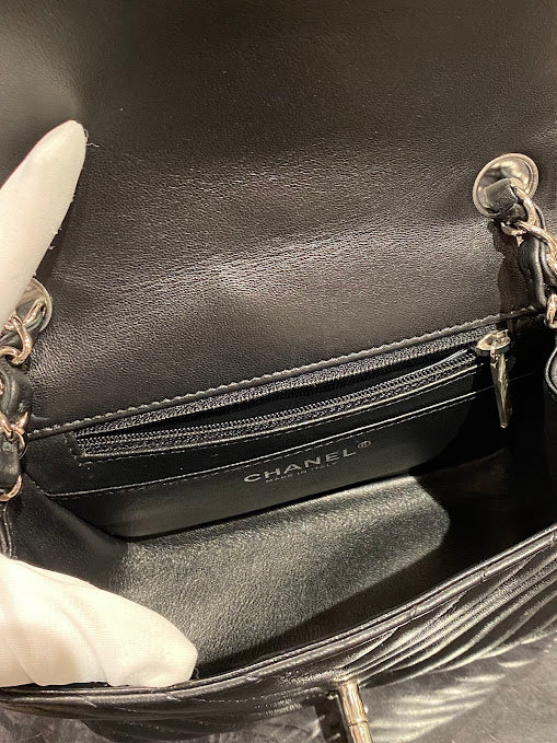 CHANEL ミニマトラッセ ラムスキン Ⅴステッチ