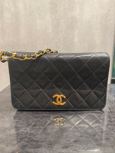CHANEL ミニマトラッセ チェーンショルダーバッグ – co&co