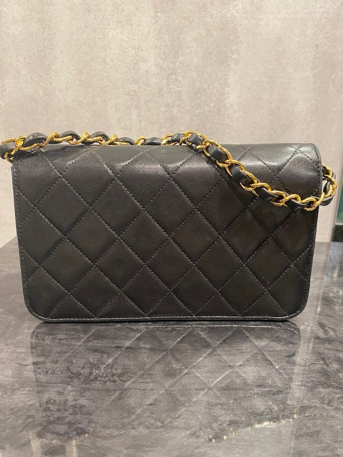 CHANEL　チェーンショルダーミニマトラッセ