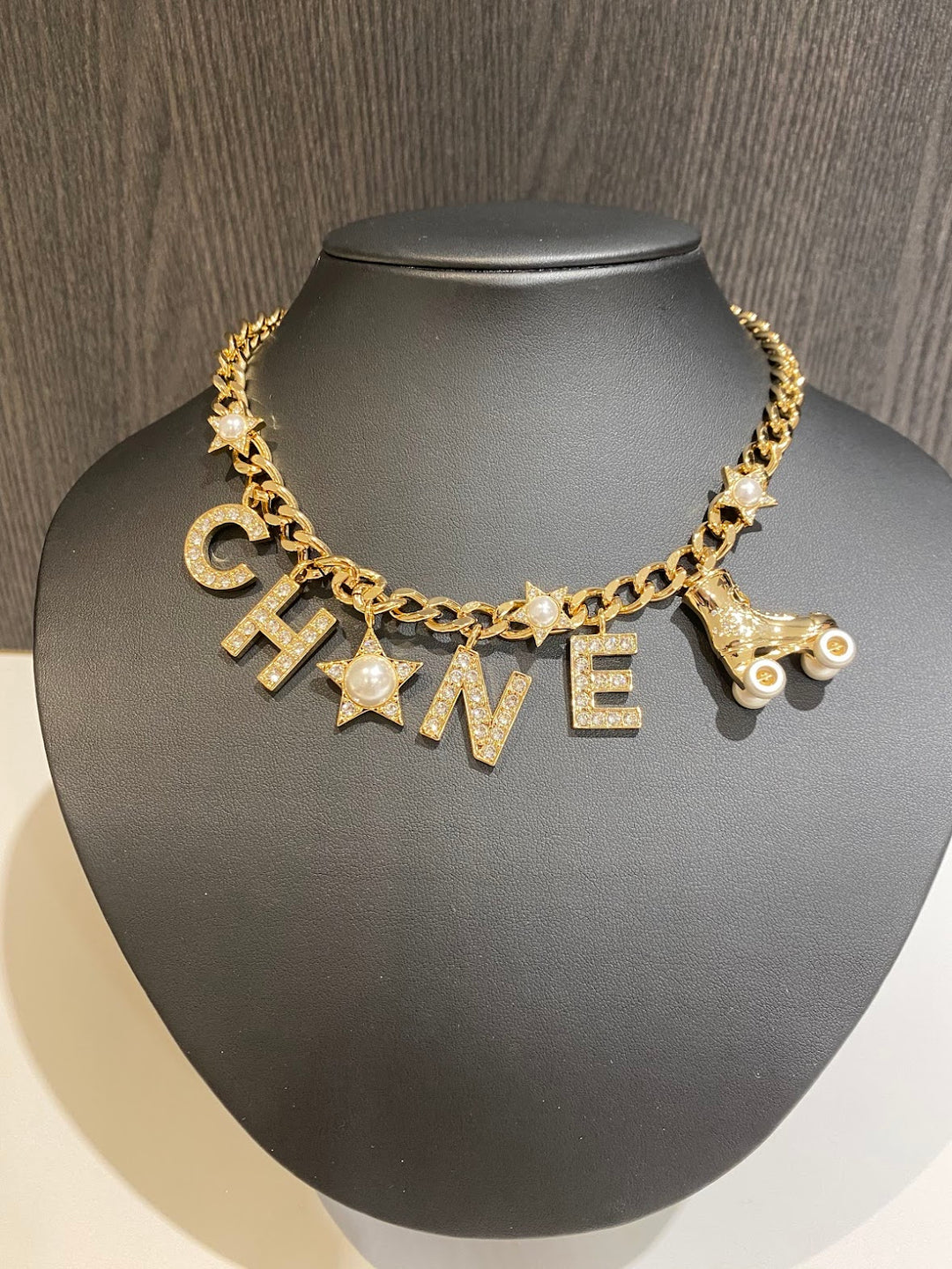 2025新発 CHANEL ロゴチャームラインストーンチョーカーネックレス – co&co アクセサリー