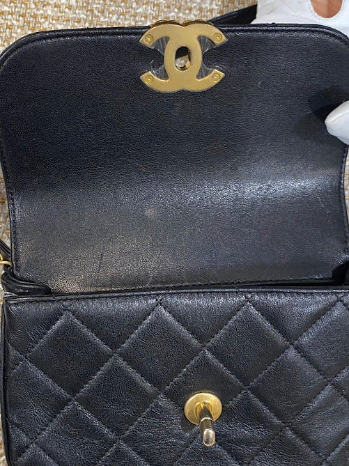 CHANEL トップハンドル　フラップバック