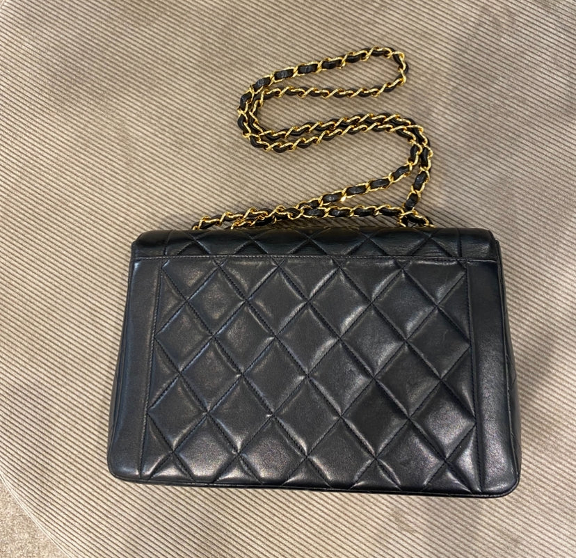 【25p】CHANEL ショルダーバッグ クロスチェーン 25P【モノクロバイカラー】CHANEL チェーンフラップバック 白黒