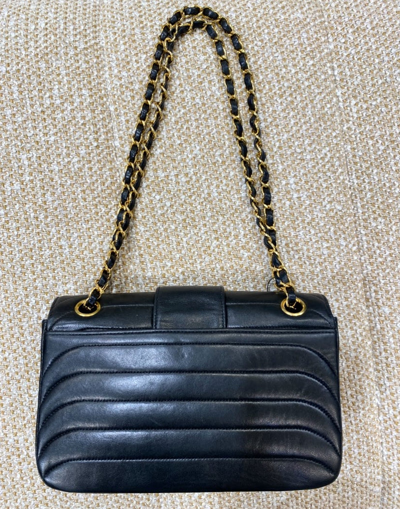 CHANEL チェーンショルダーバック