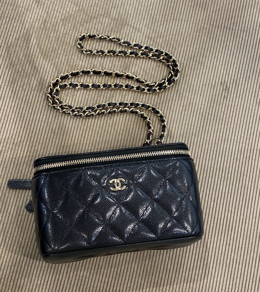 ラッキーカラー♪ CHANEL バニティケース バッグ キラキラCCロゴ ラッキーカラー♪ CHANEL バニティケース バッグ キラキラCCロゴ