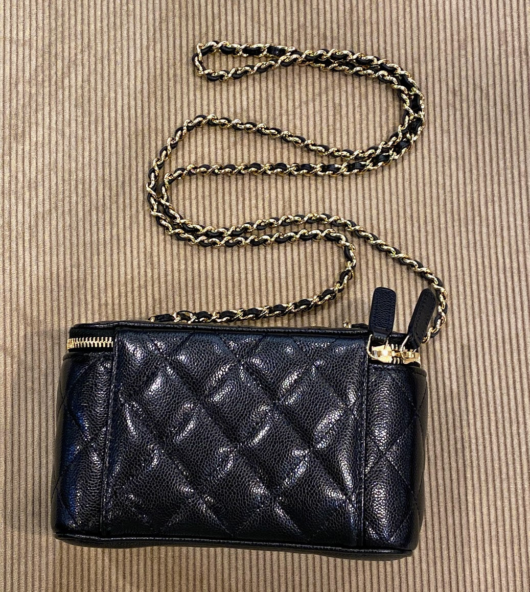 ラッキーカラー♪ CHANEL バニティケース バッグ キラキラCCロゴ CHANEL バニティバッグ – co&co