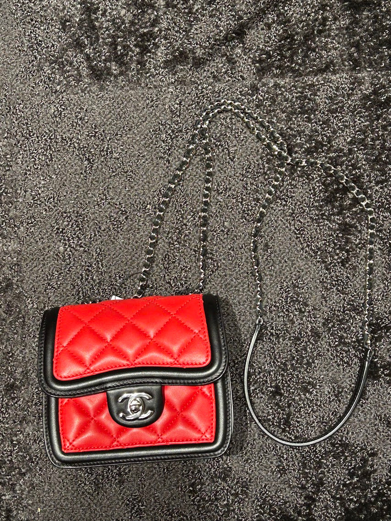 CHANEL ミニマトラッセ　チェーンショルダー　ラムスキン