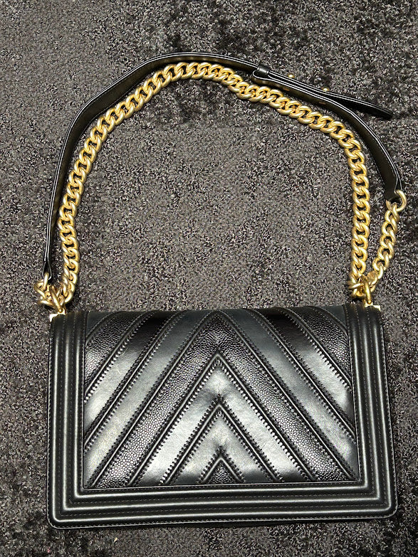 CHANEL ボーイシャネルVステッチ　チェーンショルダーバッグ
