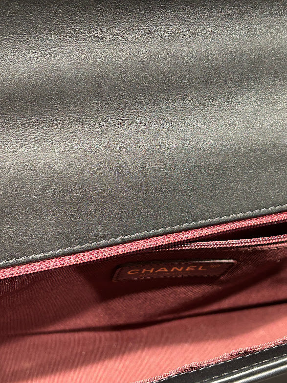 CHANEL ボーイシャネルVステッチ　チェーンショルダーバッグ