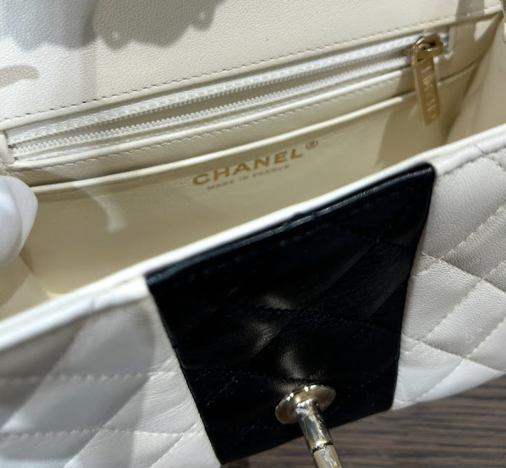 CHANEL　ミニマトラッセ20　ホワイトⅹブラックゴール