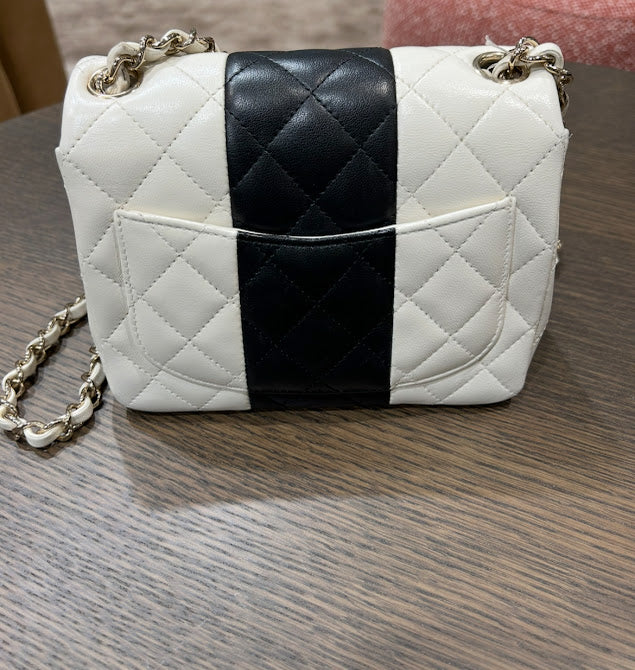 CHANEL　ミニマトラッセ20　ホワイトⅹブラックゴール