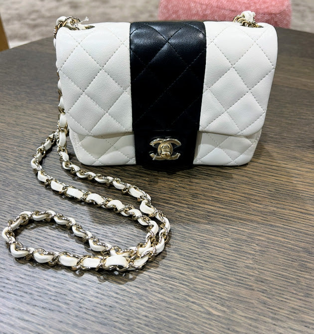 CHANEL　ミニマトラッセ20　ホワイトⅹブラックゴール