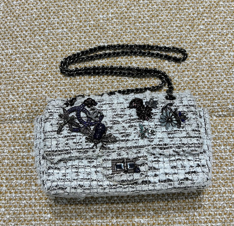CHANEL昆虫モチーフショルダーバッグ
