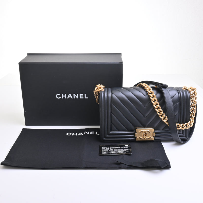 Chanel Matelasse V Stitch Chevron Boy Chain Shoulder Shoulder Bag